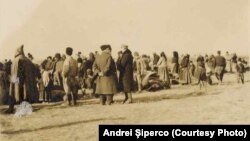 Repatriați bulgari în zona neutră, Baldovinești, martie 1918, sursa: Andrei Șiperco (ed.), Tragedii și suferințe neștiute...., 2003