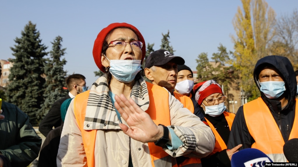 Правозащитница Бахытжан Торегожина на митинге Алматы. 31 октября 2020 года.