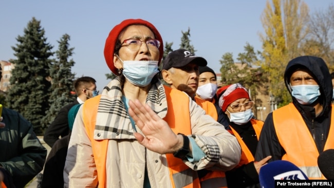 Правозащитница Бахытжан Торегожина на митинге Алматы. 31 октября 2020 года.