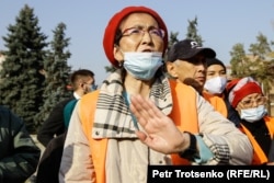 Правозащитница Бахытжан Торегожина на митинге Алматы. 31 октября 2020 года
