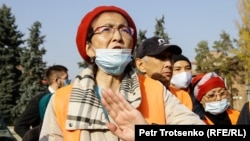 Правозащитница Бахытжан Торегожина на митинге Алматы. 31 октября 2020 года.