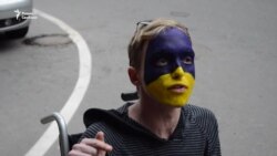 С украинским флагом на лице