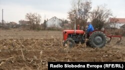 Земјоделец со трактор обработува нива во близина на Битола. 