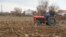 Земјоделец со трактор обработува нива во близина на Битола. 