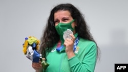 Антоанета Костадинова с медала от Олимпийските игри