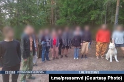 Затрыманыя ўдзельнікі зьезду. Фота МУС