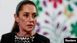 Президентка Мексики була змушена евакуюватися з президентського палацу разом із присутніми журналістами, коли пролунало попередження про землетрус