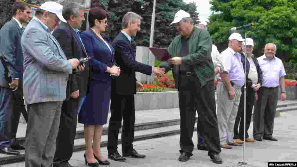 Oleg Budza îi transmite premierului Iurie Leanca apelul sindicalistilor