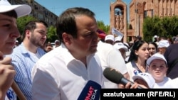 «Ուժեղ Հայաստան»-ի ցուցակը գլխավորող Նարեկ Կարապետյանը քարոզարշավի ժամանակ, հունիս, 2026թ.