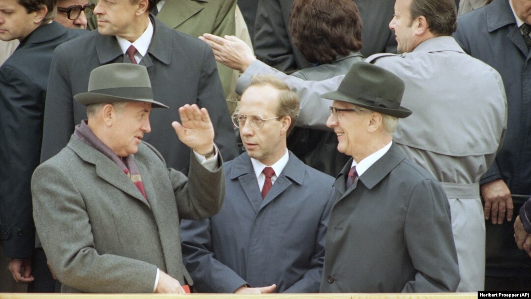 Mihail Gorbaiov (stânga) are o discuție animată cu liderul socialiștilor est-germani, președintele RDG Erich Honecker, 7 octombrie 1989. Zece zile mai târziu acesta din urmă va fi silit să demisioneze în urma mișcărilor de protest. (AP Photo/Heribert Proepper)