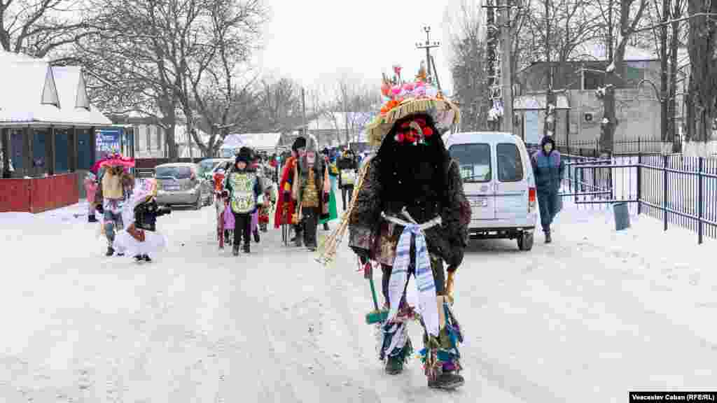 O parte a scenetei include șicanele făcute gazdelor și trecătorilor de către personajele negative ale cetei.
