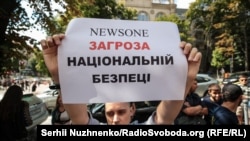 Під час акції біля будівлі Нацради з питань телебачення і радіомовлення з вимогою скасувати ліцензію телеканалу NewsOne. Київ, 9 липня 2019 року