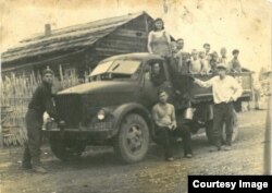 Cinematograf mobil, în satul Leașkino. 1956