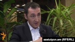 Armenia - Cem Ozdemir, co-chairman of Germany's Alliance ‘90/The Greens party, is interviewed by RFE/RL, Yerevan, 16Mar2015.