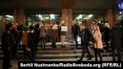 Активісти тримали «заляпані кров’ю» плакати з гаслами, якими люблять виправдовувати гастролі українських виконавців у Росії, Київ, 9 грудня 2017 року