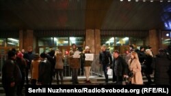 Акция «Нет гастролям на крови» при входе во Дворец спорта в знак протеста против гастролей украинских исполнителей в России, 9 декабря 2017 года 