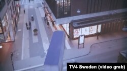 Грузовик, въехавший в пешеходов в Стокгольме. Скриншот видеозаписи.