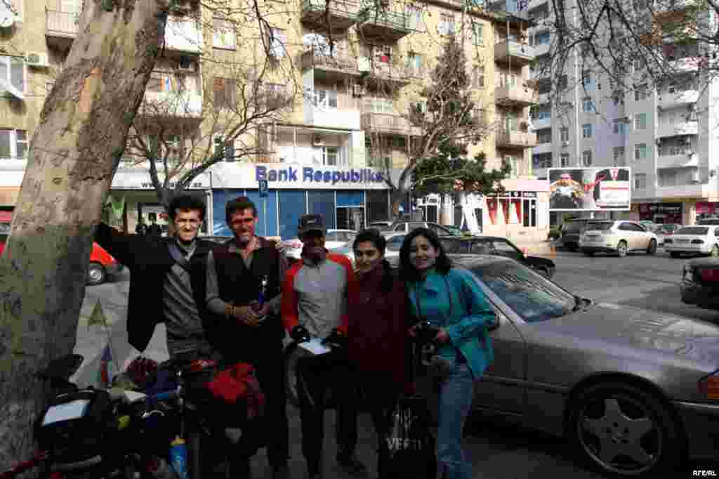 Dünyanı velosipedlə gəzən cütlük Bakıda #16