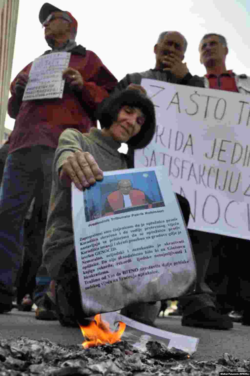 Mirni protesti ispred zgrade UN zbog najavljenog skraćivanja optužnice bivšem lideru bosanskih Srba Radovanu Karadžiću, 16. septemar 2009. Foto: Midhat Poturović