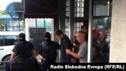 Kosovska policija privodi radiklane islamiste u avgustu 2014. godine.