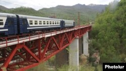 Поезд проходит по одному из железнодорожных мостов в Лорийской области Армении

