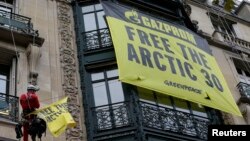 Активісти Greenpeace встановлюють банер із закликом звільнити своїх колег на будинку штабквартири «Газпрому» в Парижі, 9 жовтня 2013 року