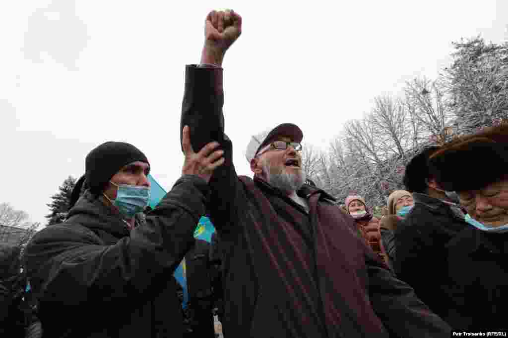 Мужчина выступает на митинге.