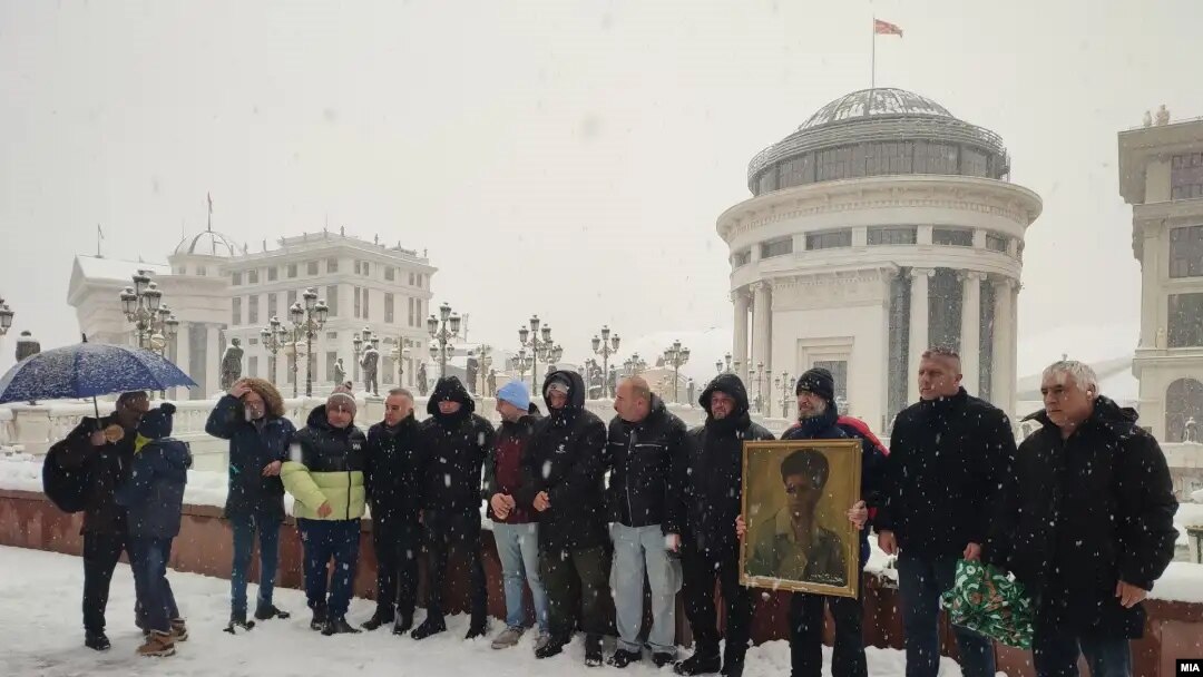 Положување цвеќе на спомен-плочата на Мара Бунева во Скопје, 12 јануари 2025. 