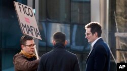 Un protestatar anti-Fico la summitul UE din 1 februarie, de la Bruxelles, unde a fost prezent și liderul Slovaciei. 
