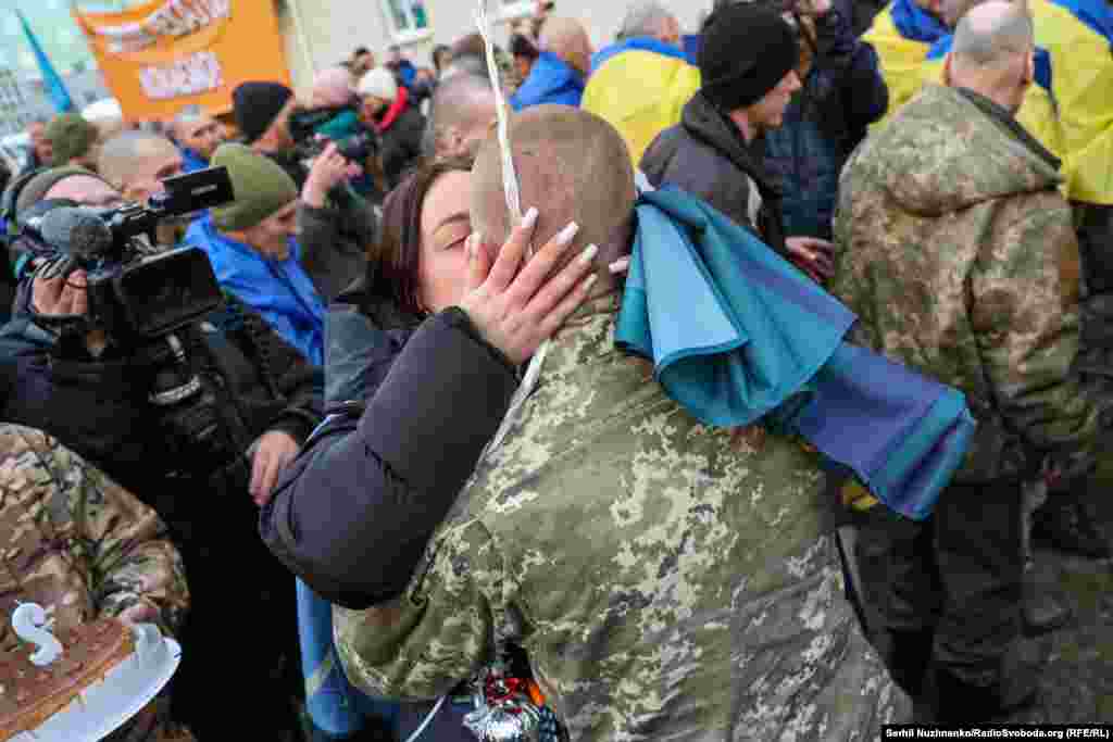 Жінка зустрічала свого чоловіка з тортом. У полон він потрапив у квітні 2022 року під час оборони Маріуполя, йому тоді було 24