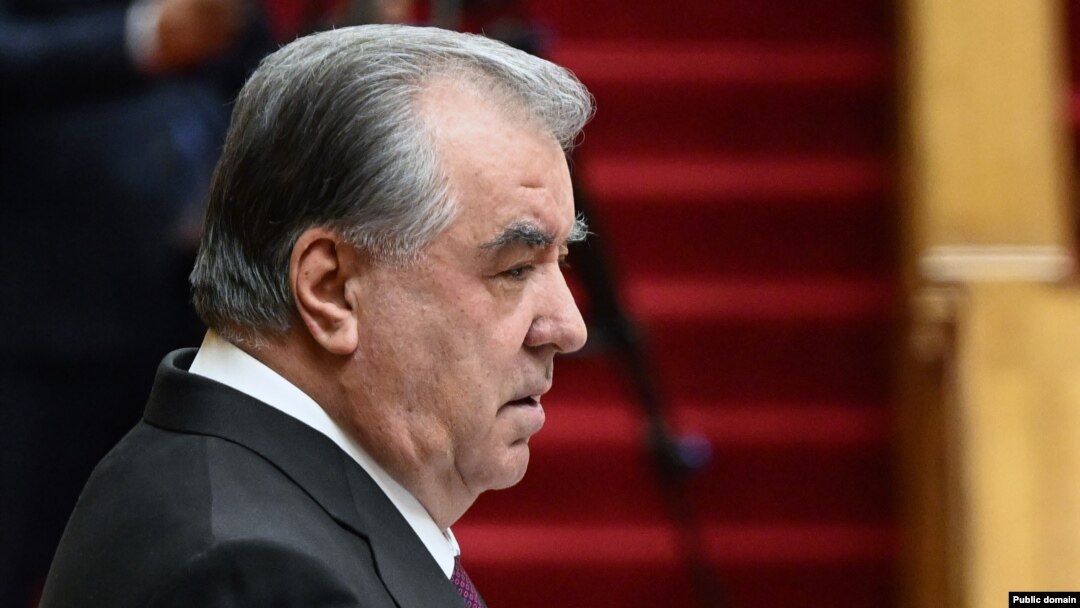 Эмомалӣ Раҳмон ҳангоми суханронӣ дар ҳузури вакилони Маҷлиси Олӣ. Моҳи декабри 2024