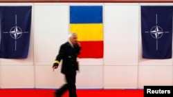 Знамето на Романија и на НАТО. 