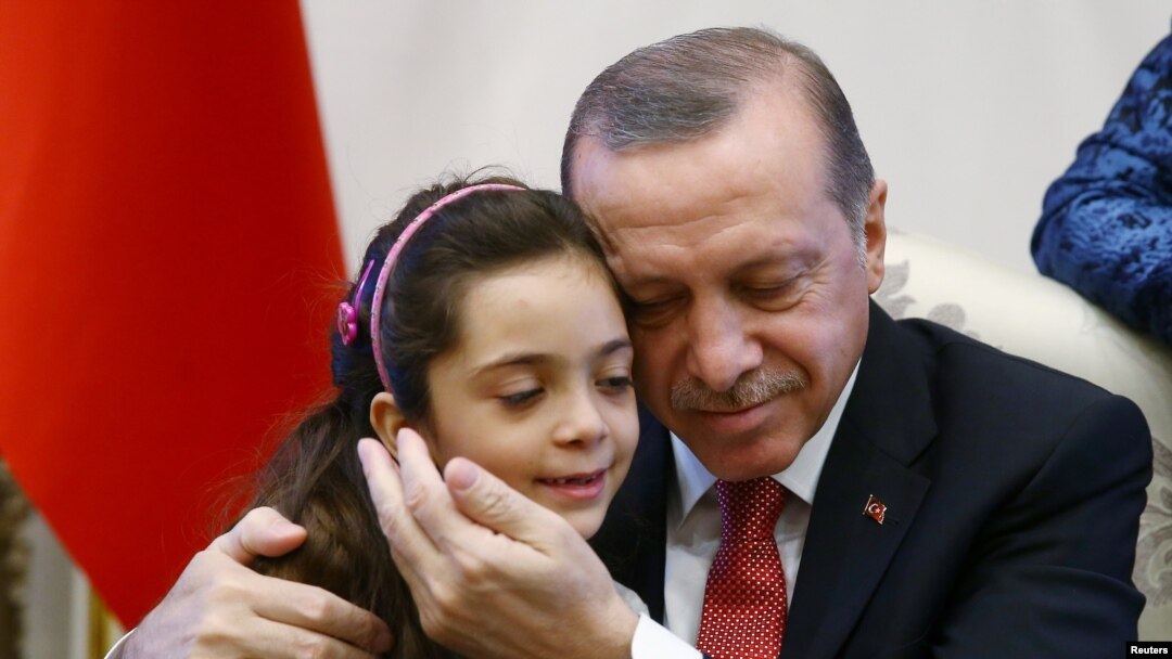 Bana Alabed sa turskim predsjednikom Recpom Tayyipom Erdoganom u predsjedničkoj palati u Anakri 21. decembra 2016. 
