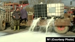 Mlekari su u znak protesta na ulicu prosuli tone mleka, 11. februar 2026.
