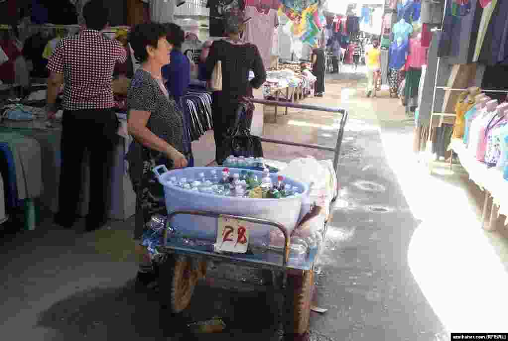 Bazarlarda aýlanyp suw satýan bir daýza