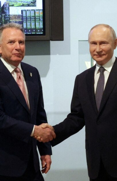 Той не е професионален дипломат но е натоварен с трите