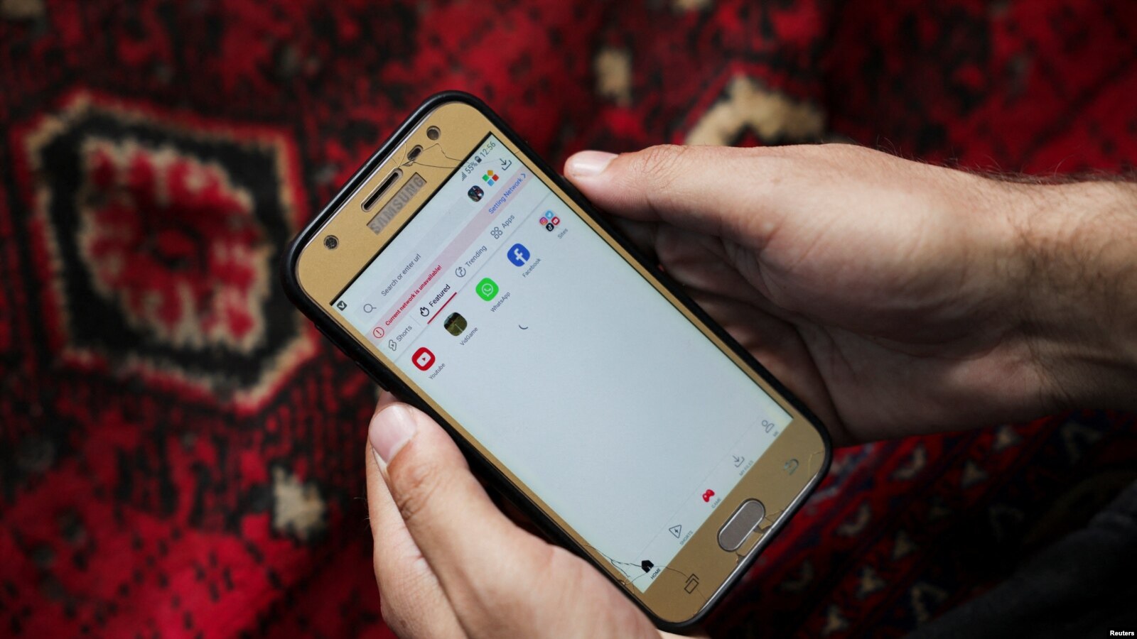 شماری از افغان‌ها از سرعت پایین و قیمت های بلند اینترنت شکایت دارند