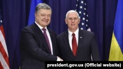 Президент України Петро Порошенко і віце-президент США Майк Пенс під час зустрічі у Мюнхені, 18 лютого 2017 року