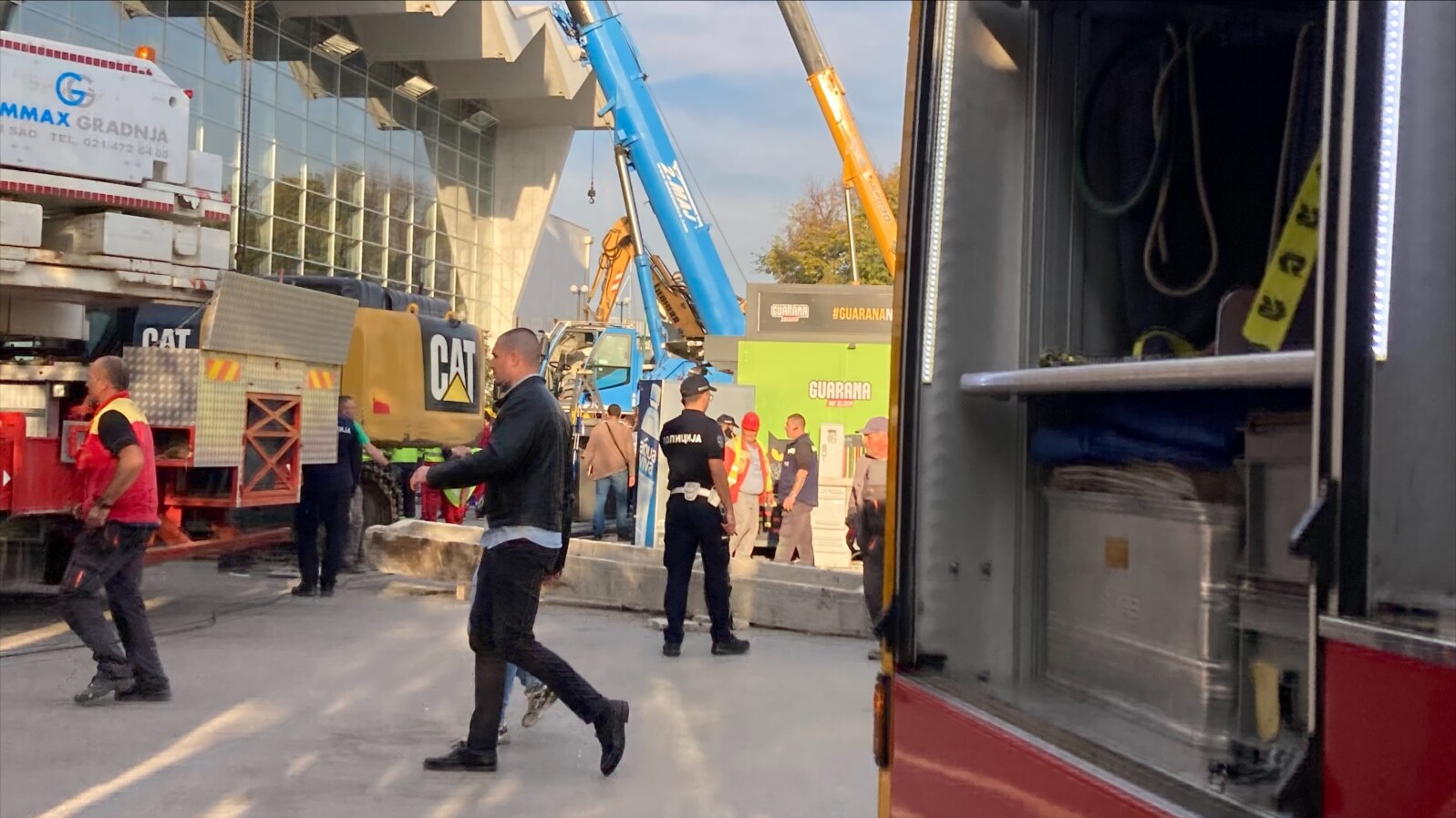 Oameni și salvatori se adună la locul prăbușirii acoperișului în aer liber la o gară din Novi Sad, Serbia, pe 1 noiembrie.