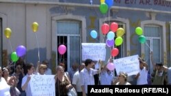 Participants at the Institute for Peace and Democracy's unsanctioned anticorruption rally in Baku on July 19.