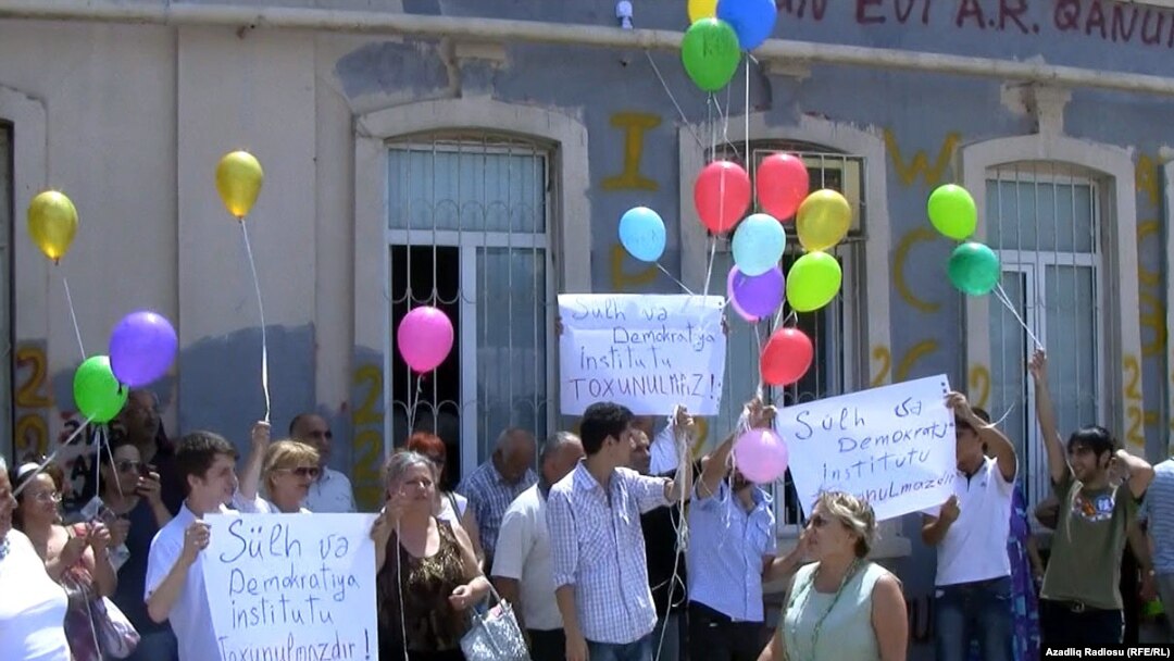 Participants at the Institute for Peace and Democracy's unsanctioned anticorruption rally in Baku on July 19.