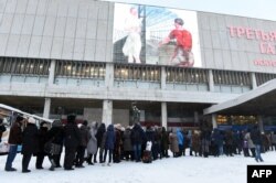 Валентин Серовдун Третьяков галереясындагы көргөзмөсүн көрүү үчүн келгендердин кезеги.