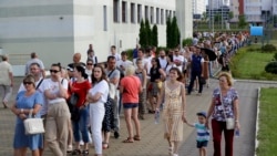 Очередь у избирательного участка в Беларуси в день выборов. Минск, 9 августа 2020 года.
