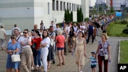 Очередь у избирательного участка в Беларуси в день выборов. Минск, 9 августа 2020 года.