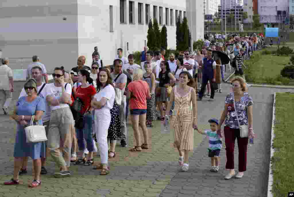 Велика кількість людей стоїть у черзі біля однієї із виборчих дільниць у Мінську 