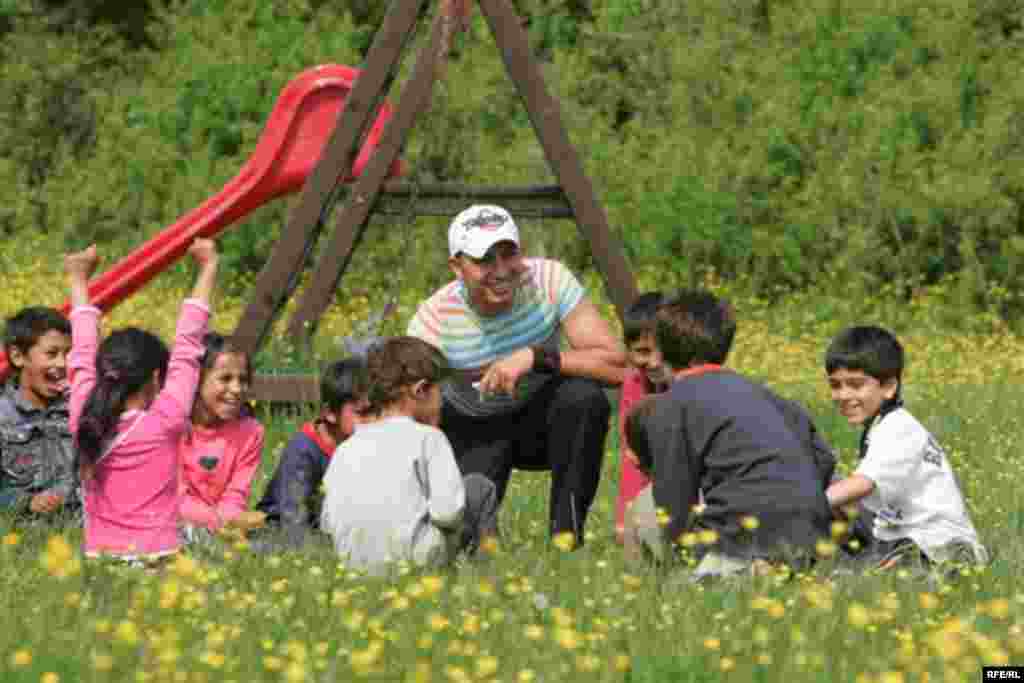 Djeca romske osnovne škole u Capračkim poljanama kraj Siska, 2009. Foto: zoomzg