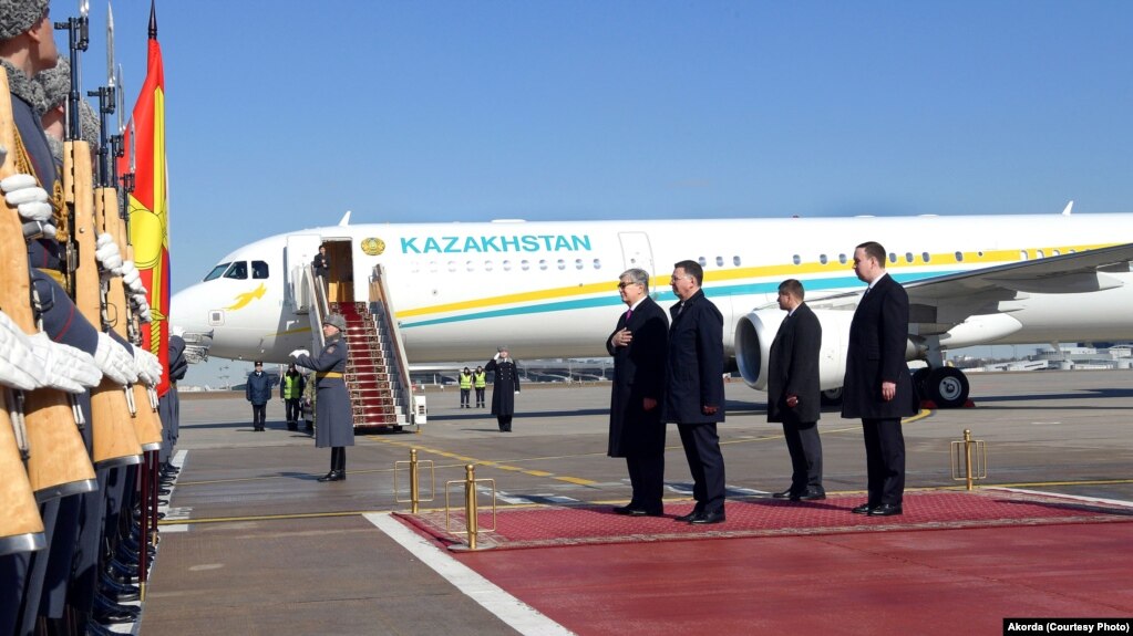 Qazaqstan prezidenti Qasım-Jomart Toqaevtıñ Mäskeudegi "Vnukovo" äuejayına kelgen säti. Mäskeu, 3 säuir 2019 jıl.