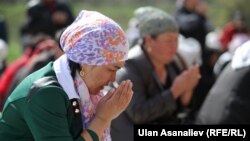 Апрель окуясында курман болгондорду эскерүү. Иллюстрациялык сүрөт.