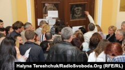 Біля дверей Реєстраційної служби управління юстиції у Львові, 20 травня 2015 року