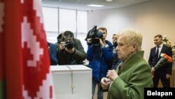 Председатель ЦИК Беларуси Лидия Ермошина проголосовала до дня выборов. Минск, 14 ноября 2019 года.